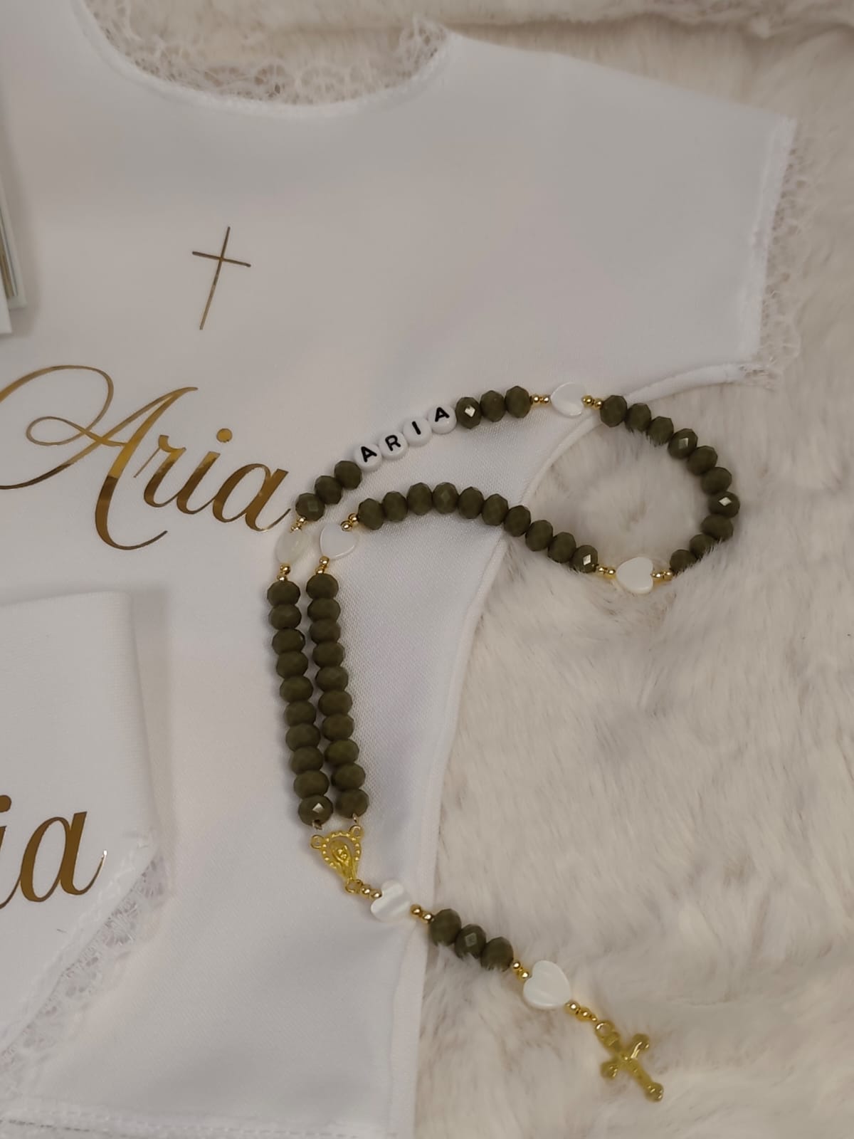 Ručna krunica s nježnim zlatnim detaljima