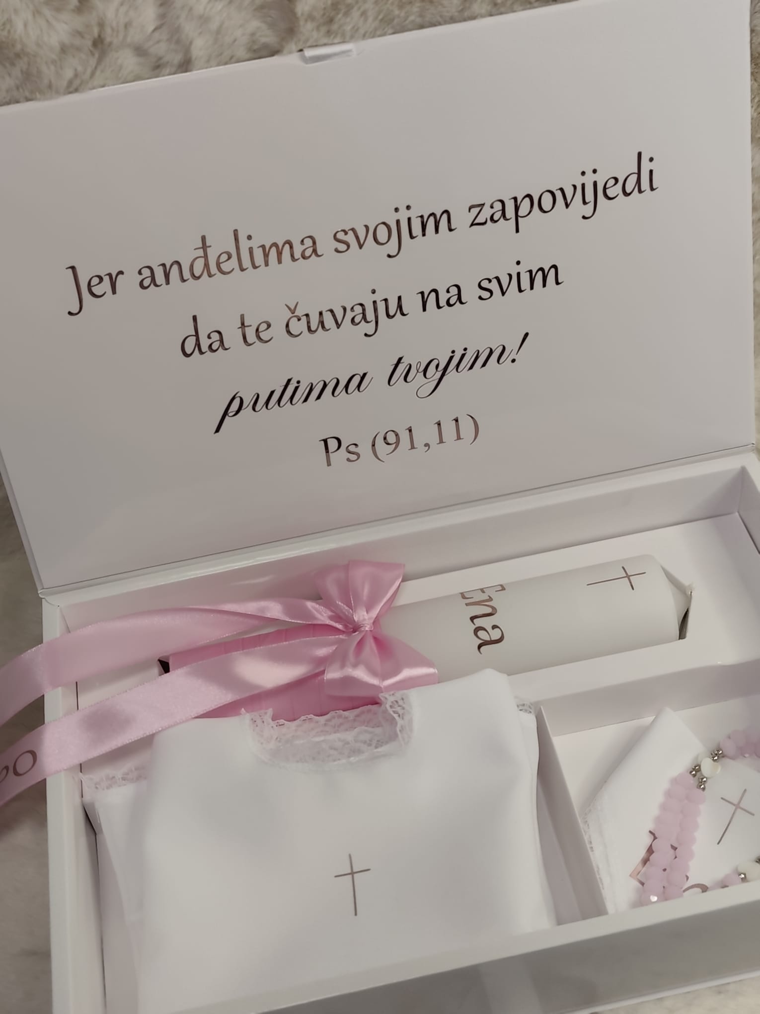 Otvorena kutija s personaliziranom porukom i ružičastom mašnom