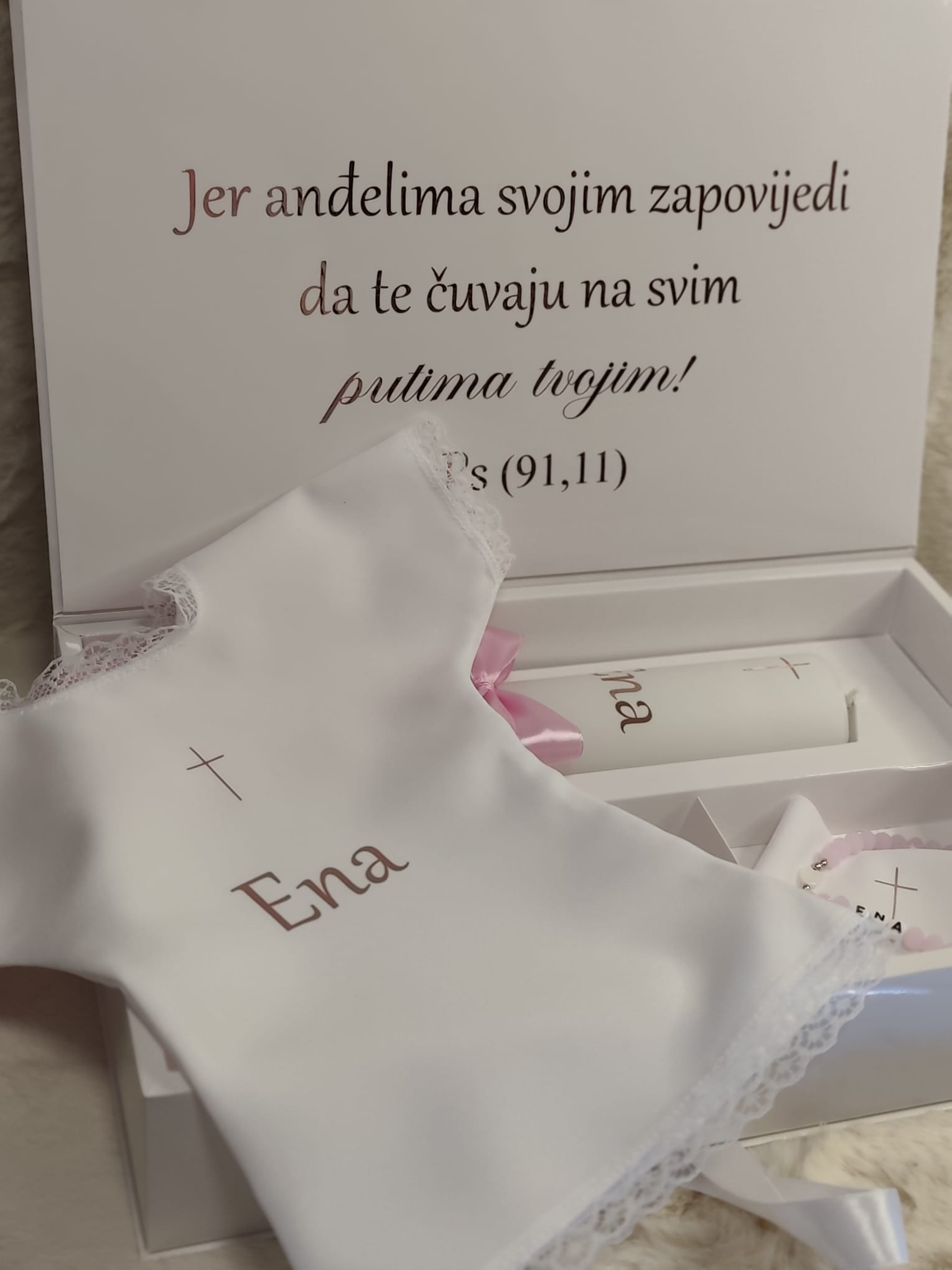 Detalji personaliziranog poklona za krštenje